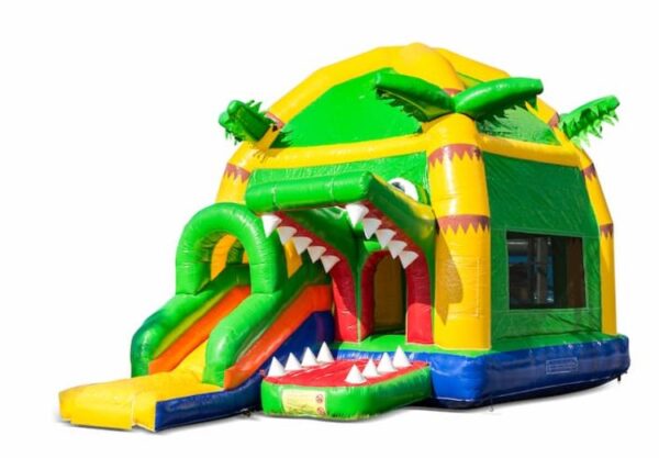 Une maison gonflable gonflable en forme de dragon vert et jaune avec la gueule grande ouverte. Le design comprend des dents blanches et pointues et des yeux rouges. Attaché à l’avant se trouve une petite diapositive. La maison présente un mélange de panneaux verts, jaunes et bleus appelé Château Maxifun Super Crocodile.