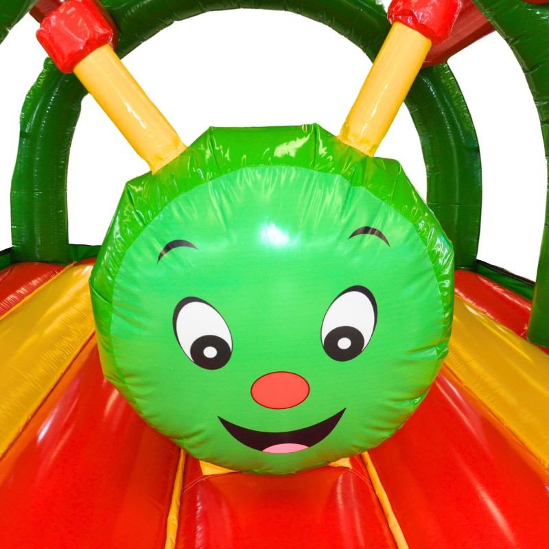 Une aire de jeux gonflable colorée avec une face centrale de chenille verte et souriante. La chenille a de grands yeux ronds, un nez rouge et des antennes. Le gonflable présente des sections jaune vif, verte et rouge, créant une apparence joyeuse et ludique. Le CHENILLE OBSTACLE SOUS ARCHE ajoute du plaisir et de l'excitation à n'importe quelle aire de jeu.