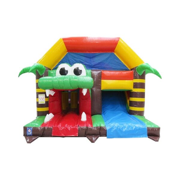 Un Château Combo Croco coloré : Obstacles | Toboggan en forme de crocodile ludique avec des couleurs vives dont le rouge, le vert, le jaune, le bleu et le marron. Il présente une tête de crocodile avec de grands yeux et des dents blanches à l'entrée. Parfait pour un anniversaire d'enfant, il comporte deux toboggans : un bleu et un rouge.