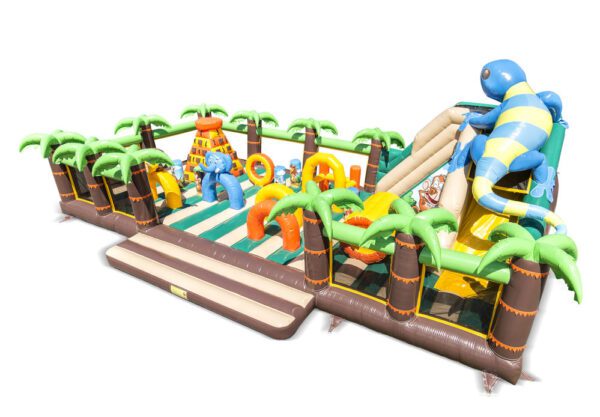 Une grande structure de jeu gonflable conçue comme une jungle, comportant des palmiers, un toboggan incliné, des zones d'escalade et de multiples obstacles. La structure comporte des éléments colorés, notamment des animaux et des formes diverses, destinés au divertissement des enfants. Il s'agit du Château Aire de jeux jungle 15x8m.
