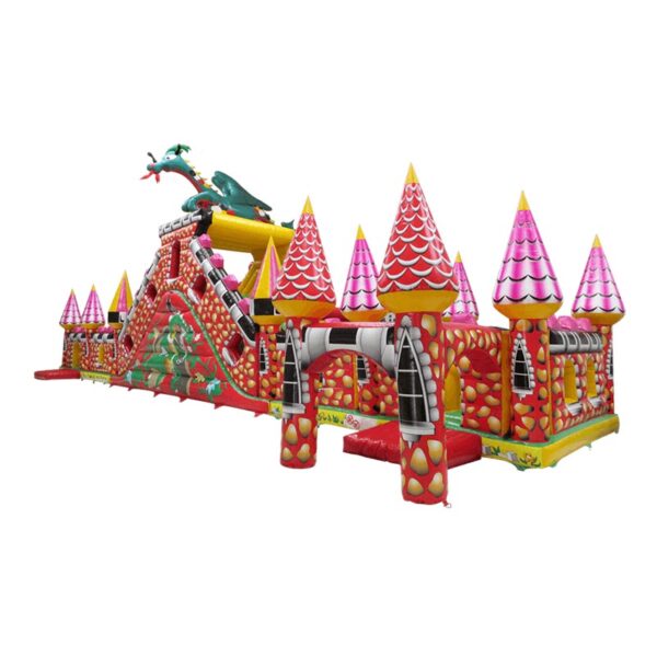 Un parcours d'obstacles gonflable sur le thème du dragon, parfait pour un anniversaire d'enfant. Il comporte plusieurs tours coniques ressemblant à des tourelles de château avec des sommets roses, une grande figure de dragon au sommet, des sections d'escalade et des zones de toboggans. Ce parcours de jeu vibrant : L’attaque du Dragon 25 m est à dominante rouge, jaune et vert.