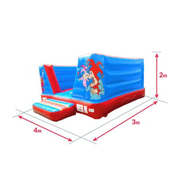 Un CHÂTEAU CLOWN GONFLABLE 4M coloré avec des dessins de personnages de dessins animés pour enfants sur les côtés bleus. Les dimensions sont marquées : 4 mètres de longueur, 3 mètres de largeur et 2 mètres de hauteur. La structure possède une rampe d'entrée et comporte une base rouge.