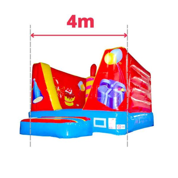 Un CHATEAU CUBE ANNIVERSAIRE 4M gonflable aux couleurs vives avec une palette de couleurs rouge et bleue, avec des designs ludiques et une entrée en arcade rouge. Le texte en haut mesure la largeur comme « 4 m ». La structure comprend une zone de rebond fermée et un toboggan.