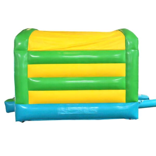 Un CHATEAU GONFLABLE CUBE SAVANE aux couleurs vives avec des rayures horizontales jaunes et vertes, une base bleue et un toboggan d'entrée et de sortie partiellement visible sur le côté droit. La structure est conçue pour un usage récréatif des enfants.