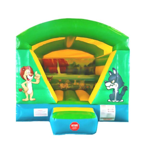 Une maison gonflable colorée avec des sections vertes, jaunes et bleues. Il présente des personnages de dessins animés, l'un ressemblant à un lion sympathique à gauche et à un loup espiègle à droite. Une petite marche avec un panneau "STOP" est fixée à l'entrée principale appelée CHATEAU GONFLABLE CUBE SAVANE.
