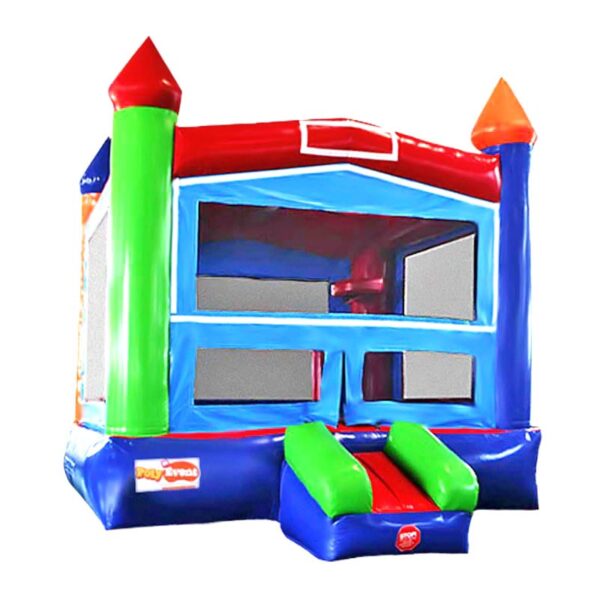 Une maison gonflable colorée en forme de château. Il comporte des panneaux rouges, bleus, verts et orange avec des fenêtres de chaque côté et une petite rampe d'entrée à l'avant. Le CHÂTEAU GONFLABLE ARC EN CIEL est conçu pour que les enfants puissent sauter et jouer à l'intérieur.