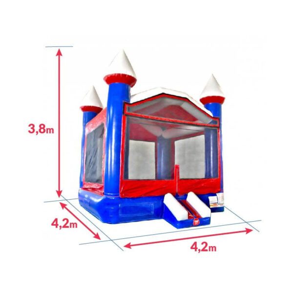 Une maison gonflable gonflable en forme de château, à dominante bleue avec des accents rouges et blancs. Il comporte quatre tours d'angle aux sommets pointus blancs. Les dimensions sont indiquées comme 4,2 m de largeur et de longueur et 3,8 m de hauteur. Il comporte une petite rampe d'entrée appelée CHÂTEAU GONFLABLE BLEU BLANC ROUGE.