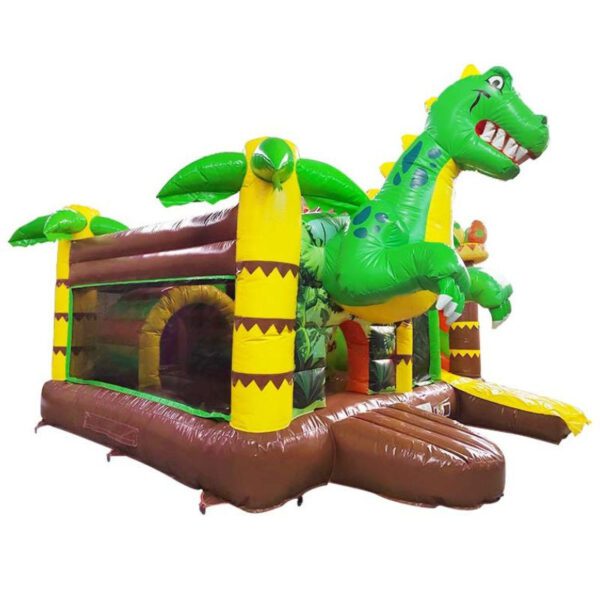 Une maison gonflable gonflable sur le thème des dinosaures. Le motif comprend une grande figure de dinosaure vert sur le dessus, des palmiers dans les coins et une palette de couleurs marron et jaune. L'entrée comporte une rampe et une arcade nommée CHÂTEAU GONFLABLE DINO PARK.