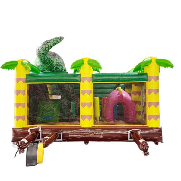 Le CHÂTEAU GONFLABLE DINO WORLD est conçu comme une jungle avec des piliers de palmiers jaunes et verts, une grande queue de dinosaure verte s'étendant à l'arrière et une entrée ressemblant à une tête de dinosaure rose. La maison gonflable est dotée de fenêtres en maille transparente et de volets d'entrée marron.