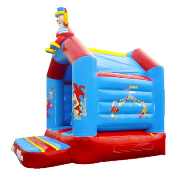 Cette image montre un CHÂTEAU TOBOGGAN CLOWN GONFLABLE 4M aux couleurs vives conçu pour les enfants. La maison gonflable est principalement bleue et rouge avec des illustrations de clowns et des thèmes de cirque, y compris un clown assis au sommet du toit.