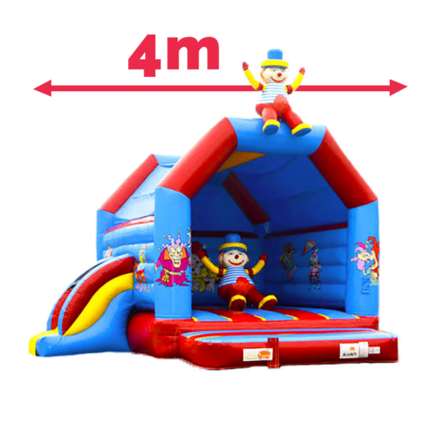 L'image montre un château gonflable gonflable coloré orné de personnages de clowns. Il a un toit et un toboggan latéral, et la hauteur est indiquée à 4 mètres avec une flèche à double pointe au-dessus. Le design comprend une palette de couleurs rouge, bleue et jaune. Ce produit s'appelle CHÂTEAU TOBOGGAN CLOWN GONFLABLE 4M.